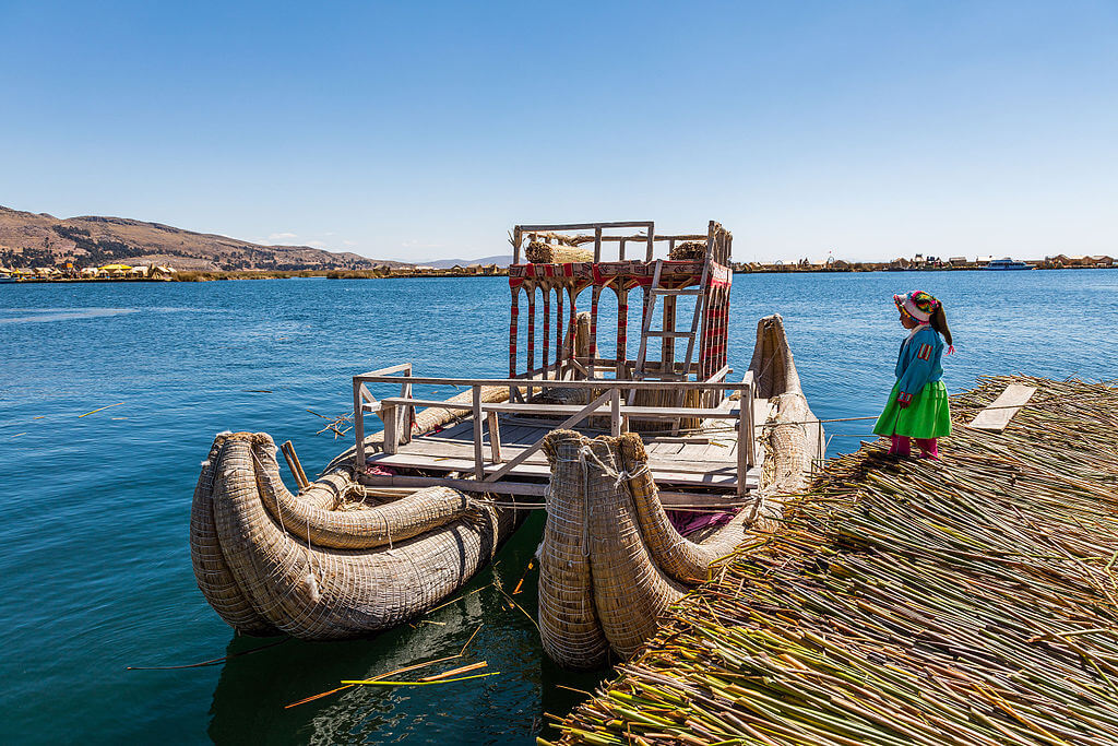 a child on a reed island on Islas_flotantes_de_los_Uros Lago Titicaca Perú