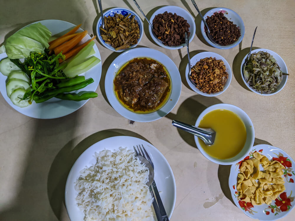 myanmar-meal-inle-lake-traditional-restaurant