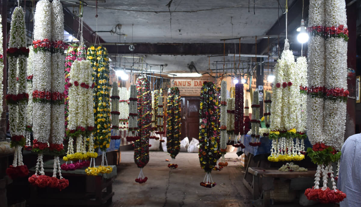 varmalas-being-sold-in-Russell-market-bangalore.jpg