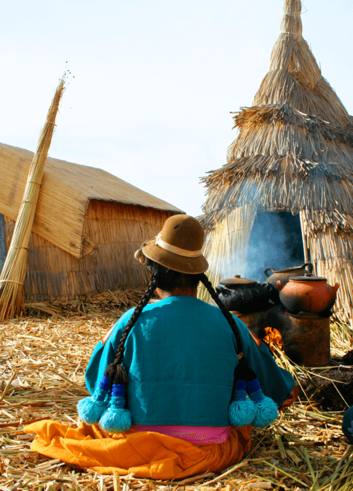 Indigenous_woman_of_Peru_traditionally_cooking_by_fire Uros people isla Uros el lago titicaca peru